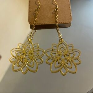 Handmade Gold Flower dangly earring ☀️